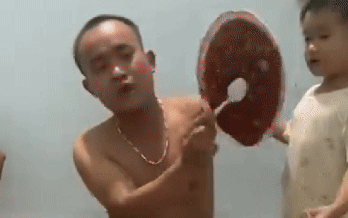 Người đàn ông 'quê một cục' khi trổ tài úp đĩa tiết canh Ảnh 2