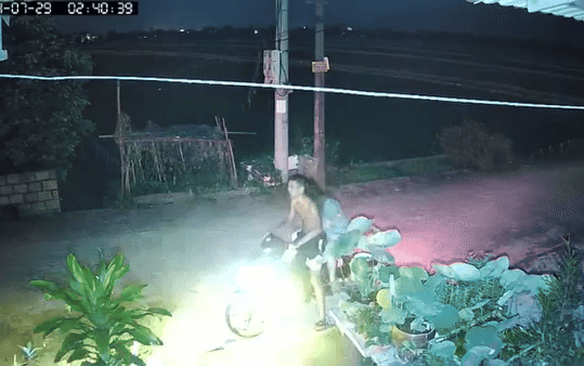 Đôi tình nhân dừng xe trước cửa chốc lát rồi rời đi, chủ nhà xem camera mà tức anh ách Ảnh 2