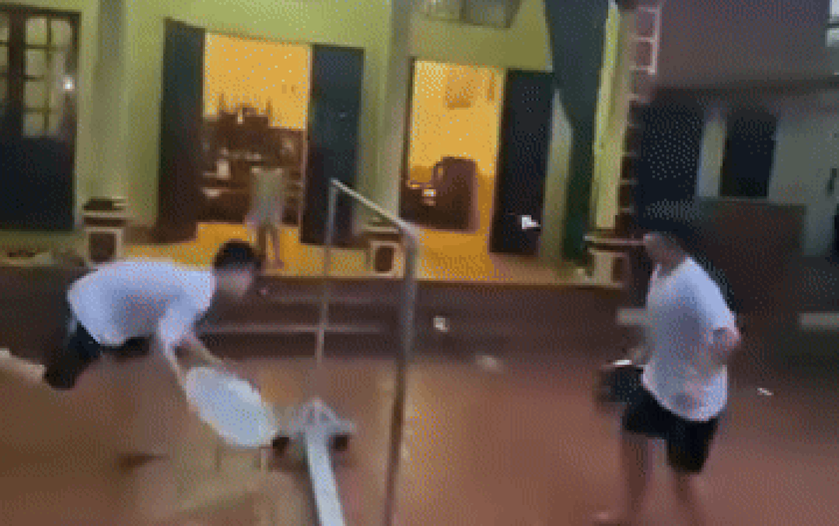 Quên mang vợt khi về quê, 2 bạn trẻ sáng tạo cách chơi cầu lông khiến dân tình cười ngất Ảnh 2