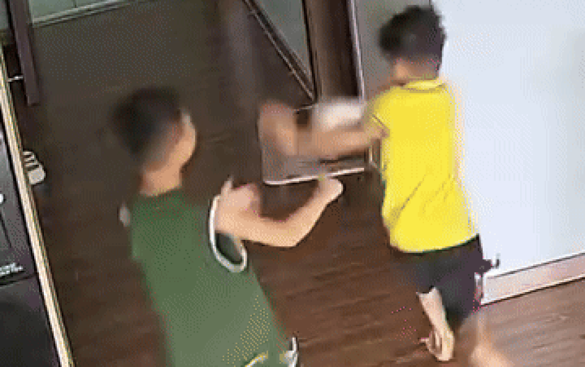 Đập mặt vào tường đau điếng lúc nô đùa, bé trai có phản ứng khiến CĐM chú ý Ảnh 2