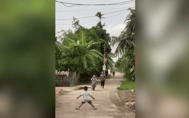 Về quê tập xe đạp, các 'búp măng non' khiến 'tre già' toát mồ hôi Ảnh 2