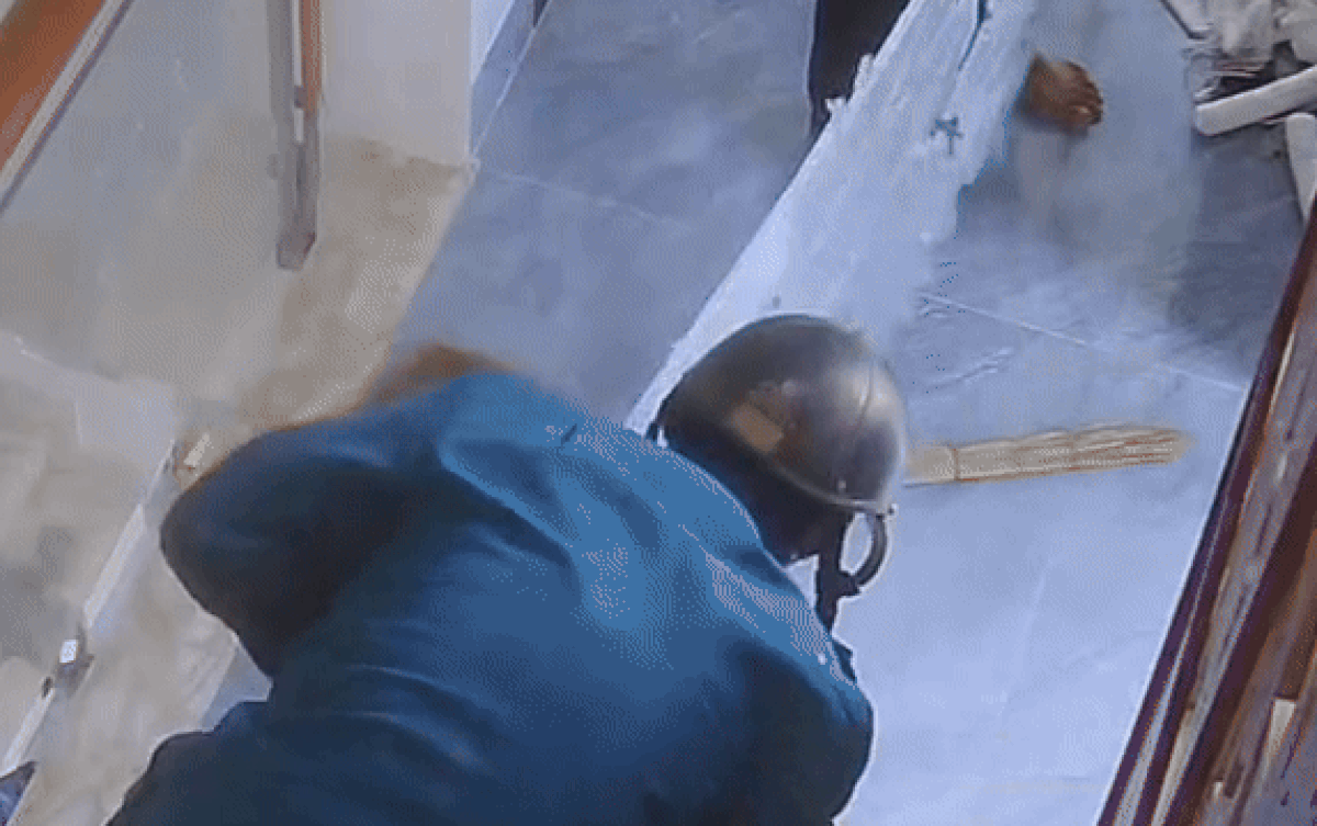 Thợ làm vỡ kính rồi tranh cãi đúng sai, chủ xem camera vẫn không tìm ra lỗi của người nào Ảnh 2