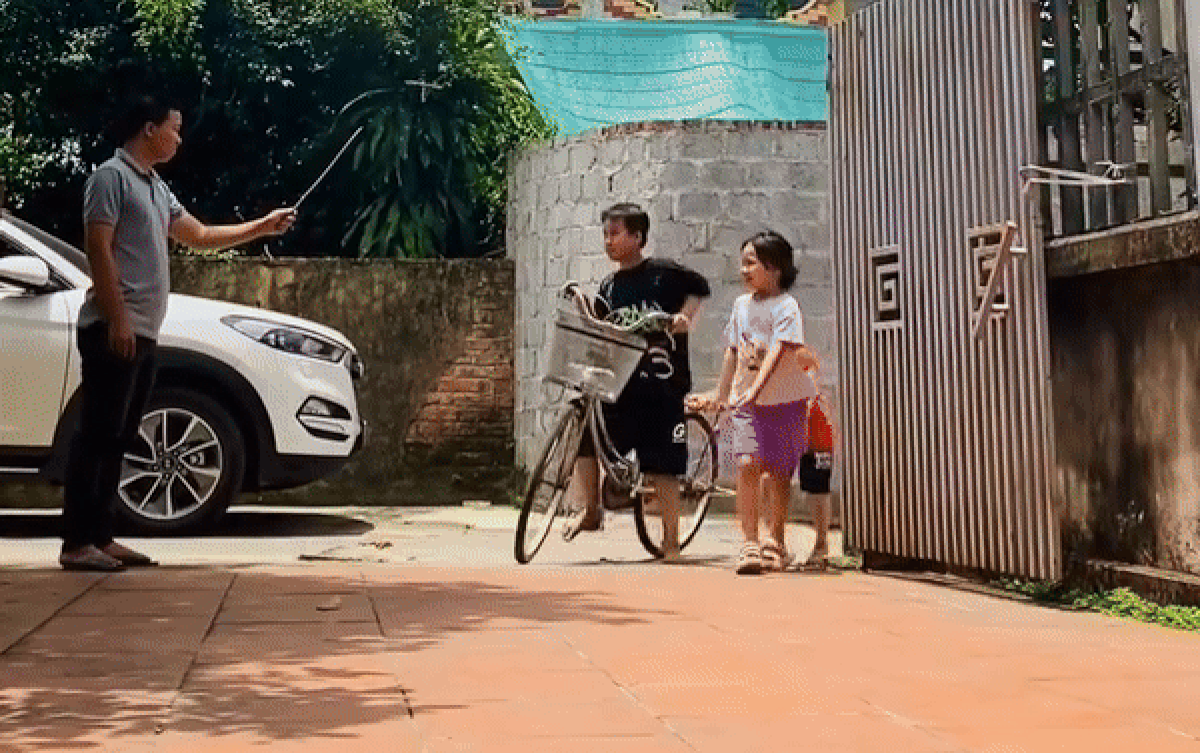 Trốn nhà đi chơi trưa, 4 đứa trẻ vừa về đã thấy bố cầm roi đứng trước cổng và cái kết Ảnh 2