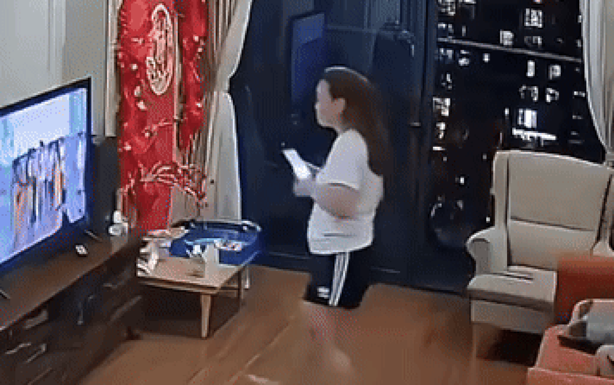 Mẹ đang xem ti vi liền hét lên đầy sung sướng, biết lý do ai nấy cũng vui lây Ảnh 2