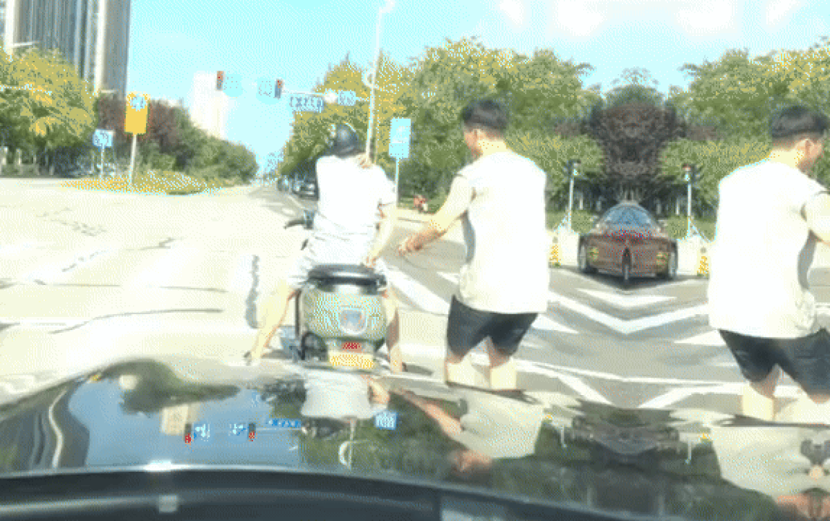 Dừng đèn đỏ thấy người đàn ông ngứa lưng, tài xế ô tô có hành động không ngờ Ảnh 2