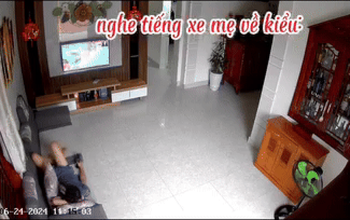 Bé trai đang nằm xem tivi, nghe tiếng mẹ mở cổng lập tức phản ứng không một động tác thừa Ảnh 2