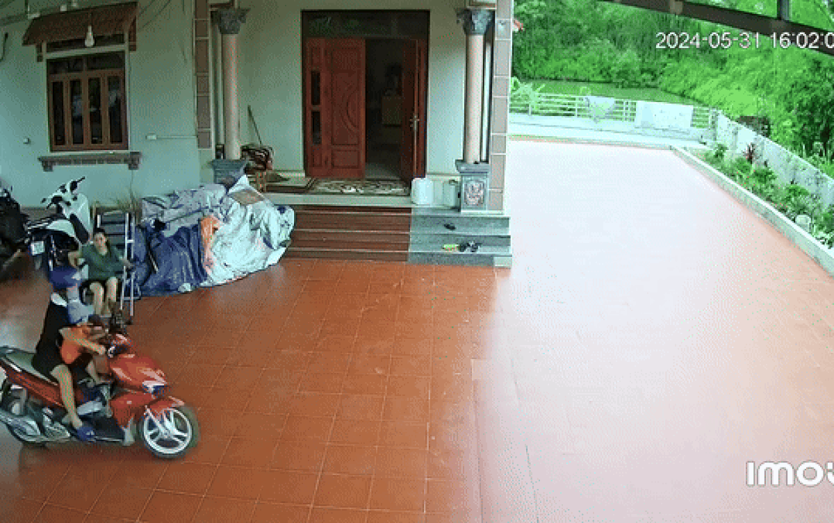 Cho con ngồi trước xe máy, người mẹ vừa đề ga đã được phen hú vía Ảnh 2