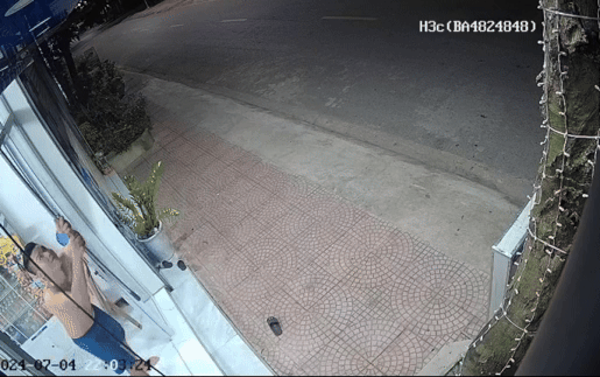 Ông bố vội kéo cửa khi vừa ló mặt ra ngoài, camera ghi lại diễn biến đáng chú ý Ảnh 2