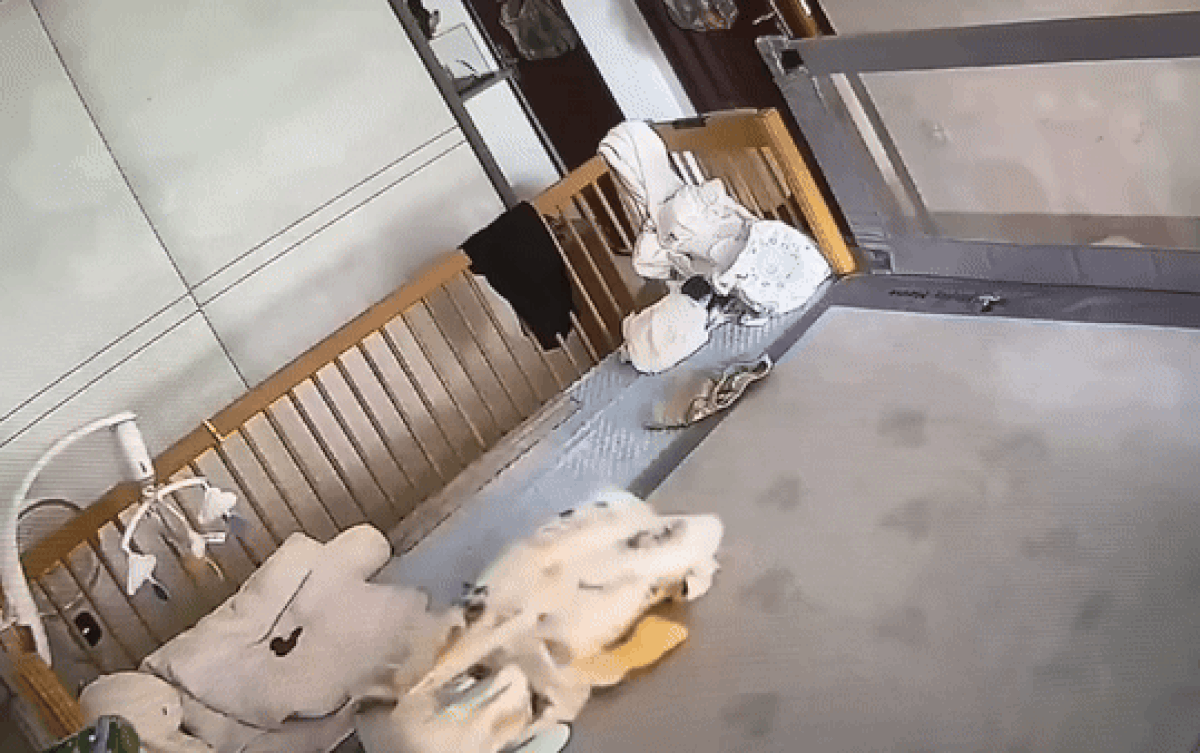 Em bé vùng vẫy trong chăn không thoát ra được, CĐM hết hồn với cái kết Ảnh 2