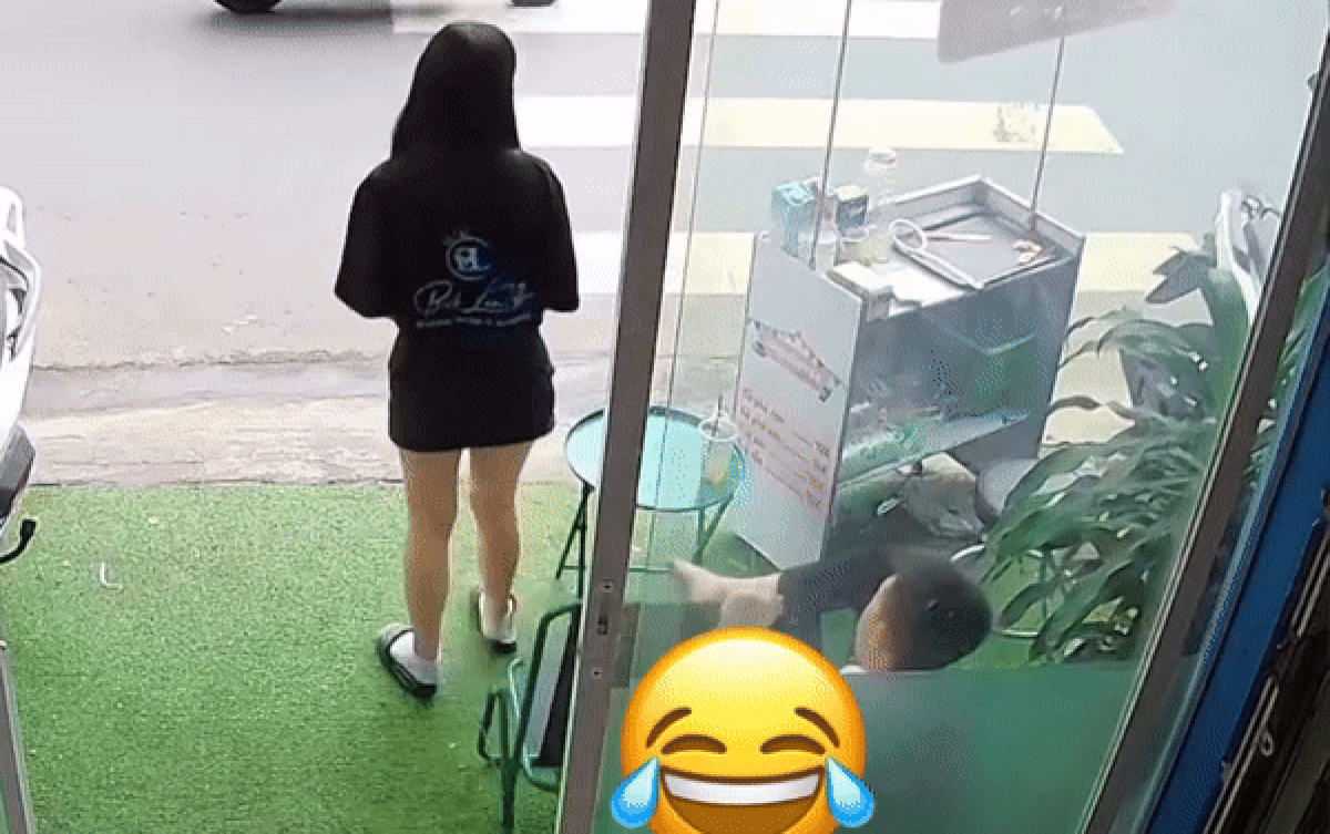 Cô gái ngã chổng vó trước cửa nhà chỉ vì người đàn ông muốn xích lại gần nhau Ảnh 2