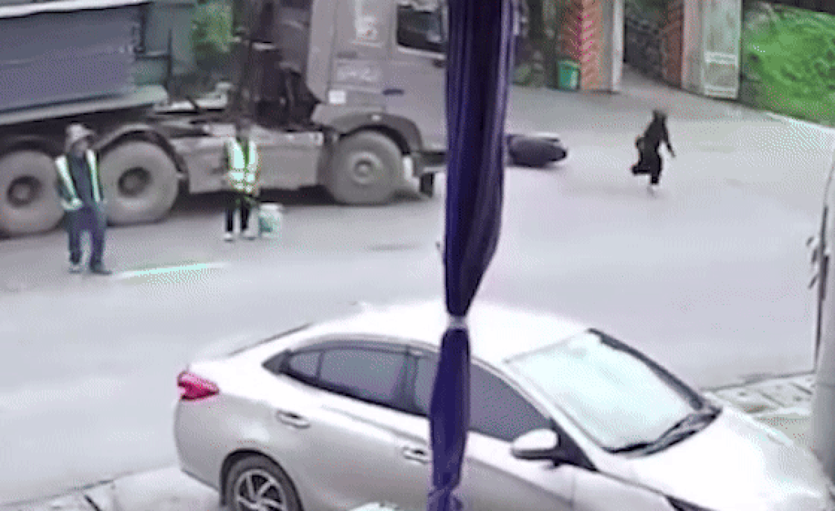 Pha bẻ lái cực gắt của người đi xe máy, thoát khỏi tử thần chỉ trong 5 giây khiến dân tình bật cười Ảnh 2