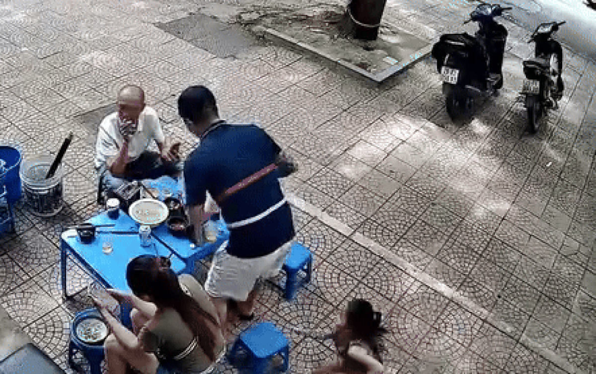 Người đàn ông ngã ngửa, hất đổ bàn thức ăn vì trò nghịch dại của bé gái Ảnh 2