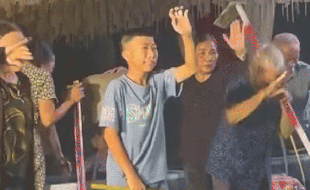 Đang ăn đám cưới, cậu bé bị 'bắt cóc' nhập vai nông dân ra ruộng và cái kết bất ngờ Ảnh 2