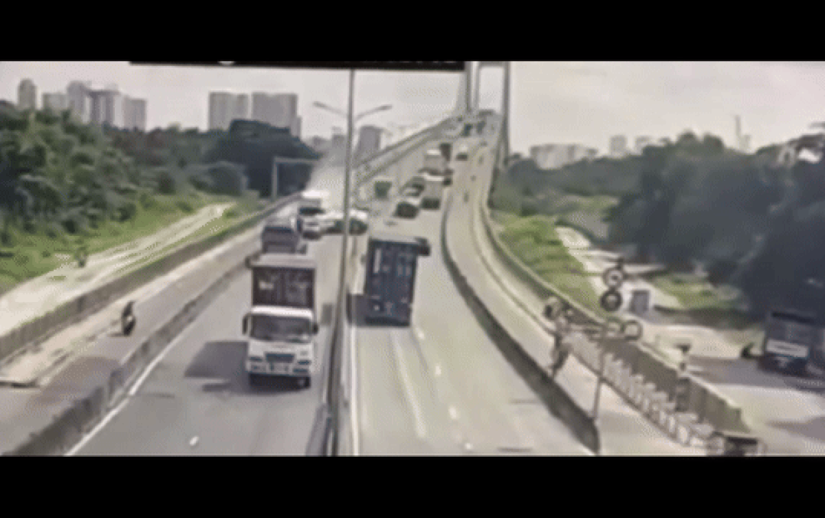 Camera ghi lại vụ xe tải mất lái gây tai nạn liên hoàn trên cầu Phú Mỹ Ảnh 2