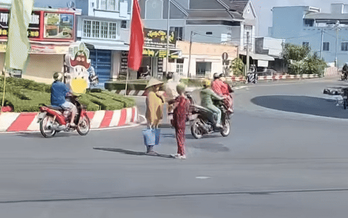 Khoảnh khắc 2 cụ bà 'gặp nhau rồi thật khó lìa xa' khiến dân mạng cười ngất Ảnh 2