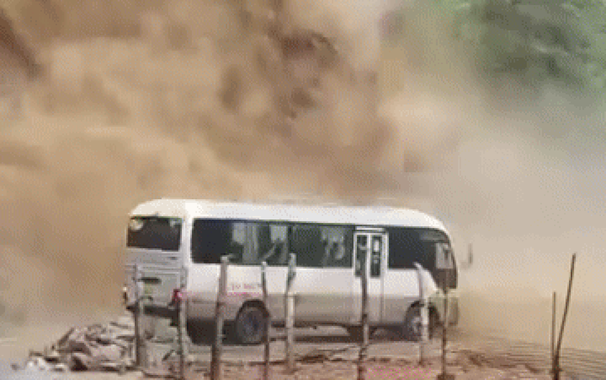 Khoảnh khắc thác lũ trút xuống trước đầu xe khách khiến nhiều người 'nín thở' theo dõi Ảnh 2