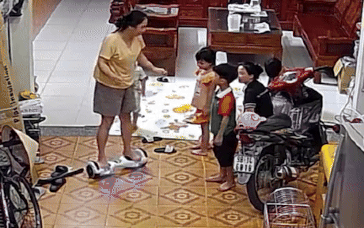 Thấy con trai đi xe điện 'mướt mườn mượt', mẹ đứng lên đi thử và cái kết Ảnh 2