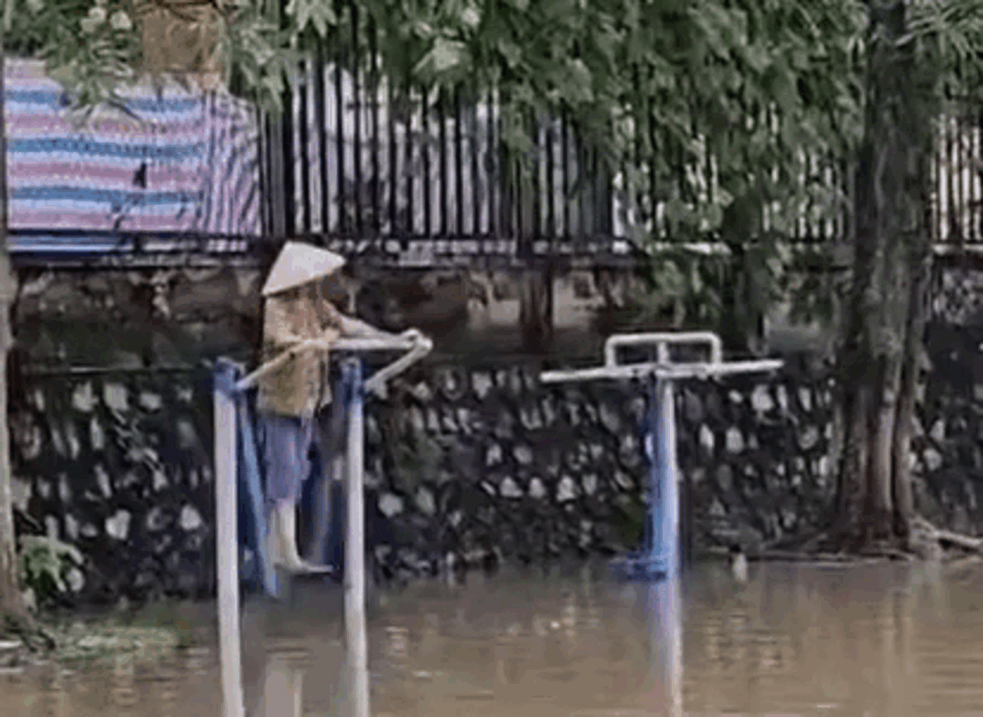 Hình ảnh cụ bà lạc quan giữa dòng nước lũ khiến dân mạng lo lắng nhưng vẫn phải cười Ảnh 2