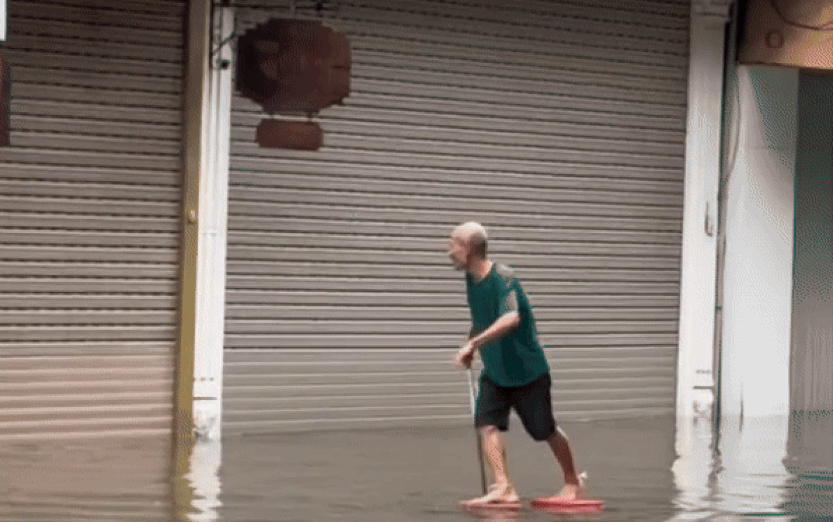 Hơn 6 triệu lượt xem sáng kiến di chuyển trên đường phố ngập lụt của cụ ông Ảnh 2