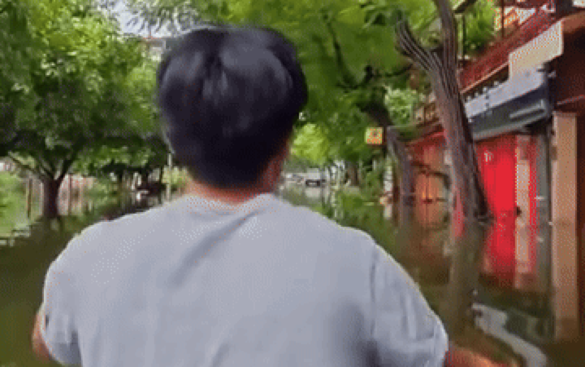 Màn chèo thuyền cực 'chill' của thanh niên trên con đường ngập nước tại Văn Quán, Hà Đông Ảnh 2