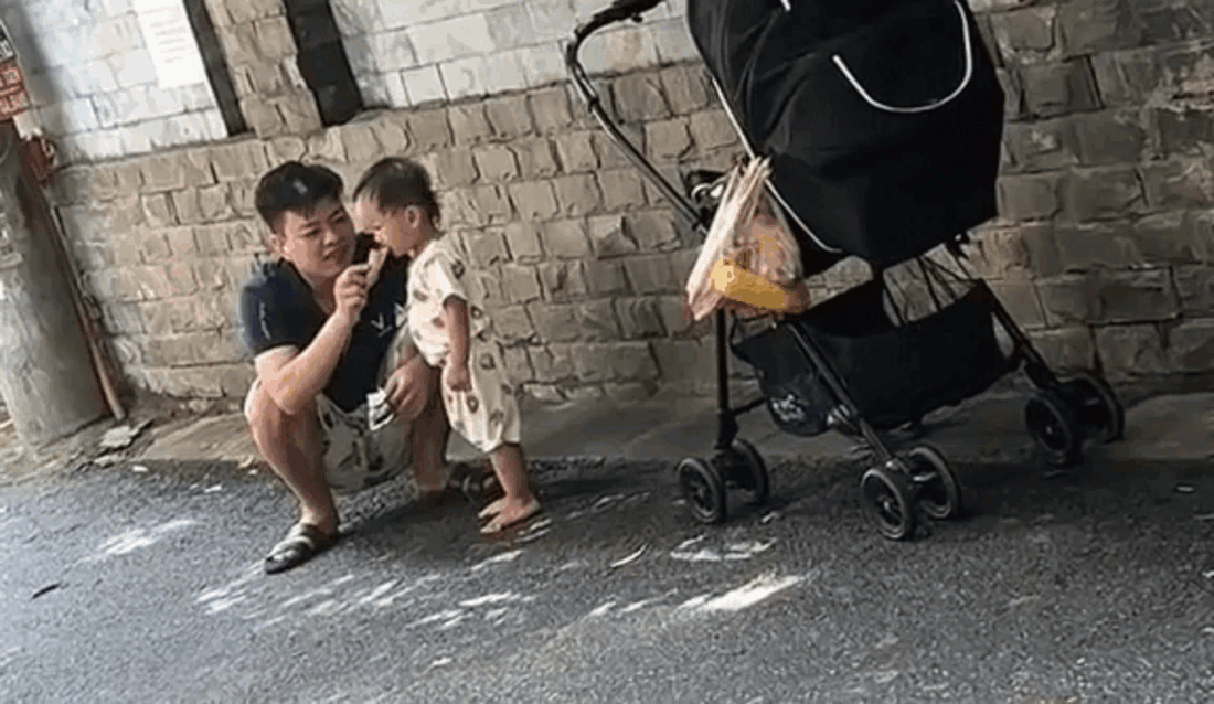 Bật ngửa với khoảnh khắc người mẹ tìm hai bố con đi chợ mãi chưa thấy về Ảnh 2