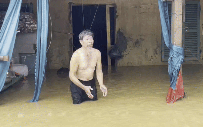 Nhận đồ cứu trợ, cụ ông Yên Bái có hành động khiến hàng triệu người xem sững sờ Ảnh 2