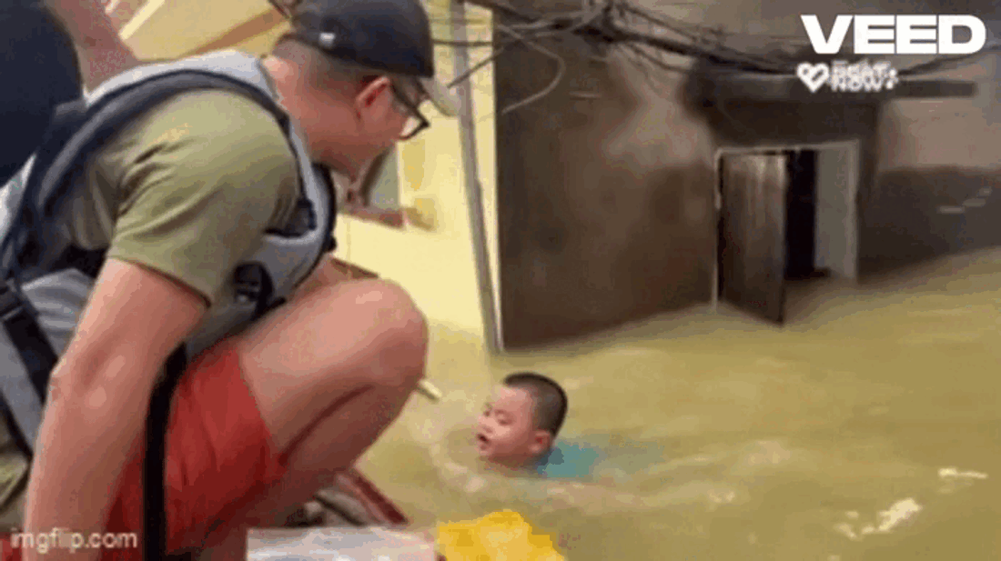 Xót thương hình ảnh cậu bé bơi đến tận thuyền cứu trợ nhưng chỉ xin một thứ ai cũng bất ngờ Ảnh 2