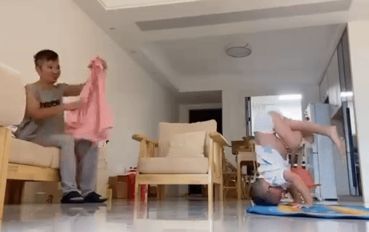 Bé trai bậc mầm non 'trồng cây chuối' cực chuyên nghiệp khiến dân tình ngưỡng mộ Ảnh 2