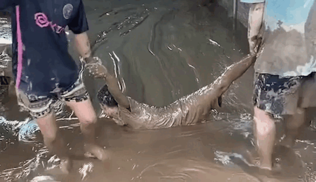 16 triệu người cười ra nước mắt với mẹo dọn nhà sau lũ đầy táo bạo của 3 bạn trẻ Ảnh 2