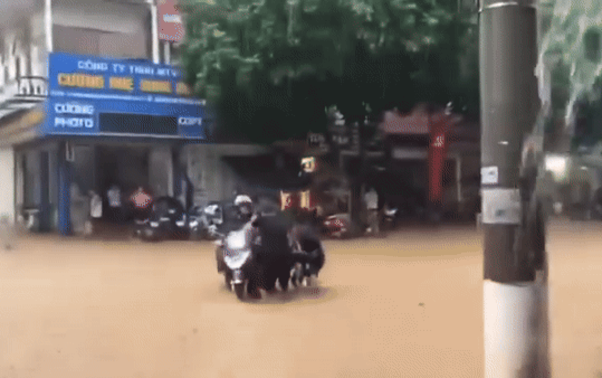 Nghẹt thở phút giây 2 mẹ con suýt bị dòng nước lũ cuốn trôi được giải cứu Ảnh 2