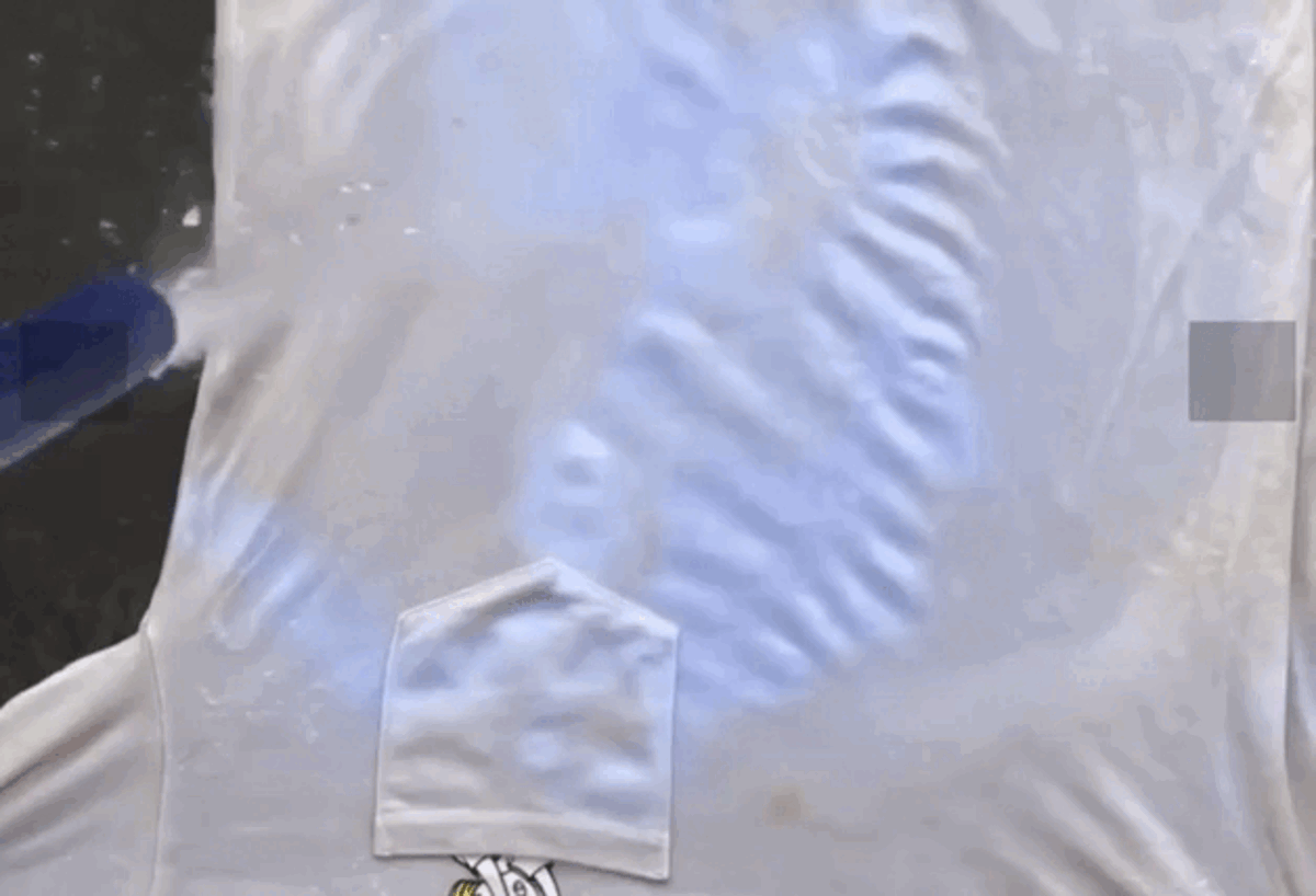 Hàng triệu người xem mẹo tẩy quần áo dính bùn do bão lũ của cô gái, người khen hay - kẻ lại tranh cãi Ảnh 2