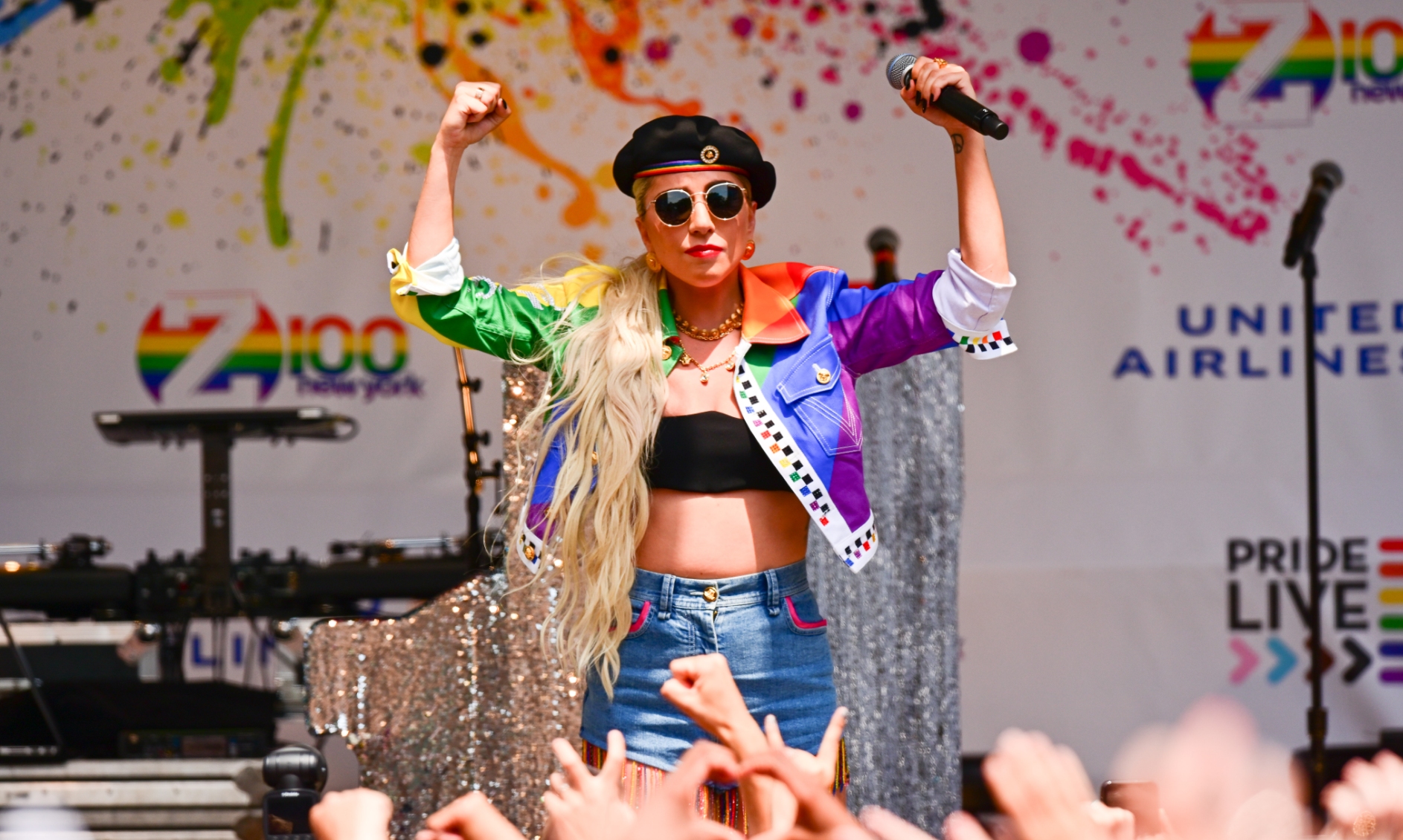 Vì sao Lady Gaga không lên tiếng về tin đồn là người chuyển giới? -  Saostar.vn