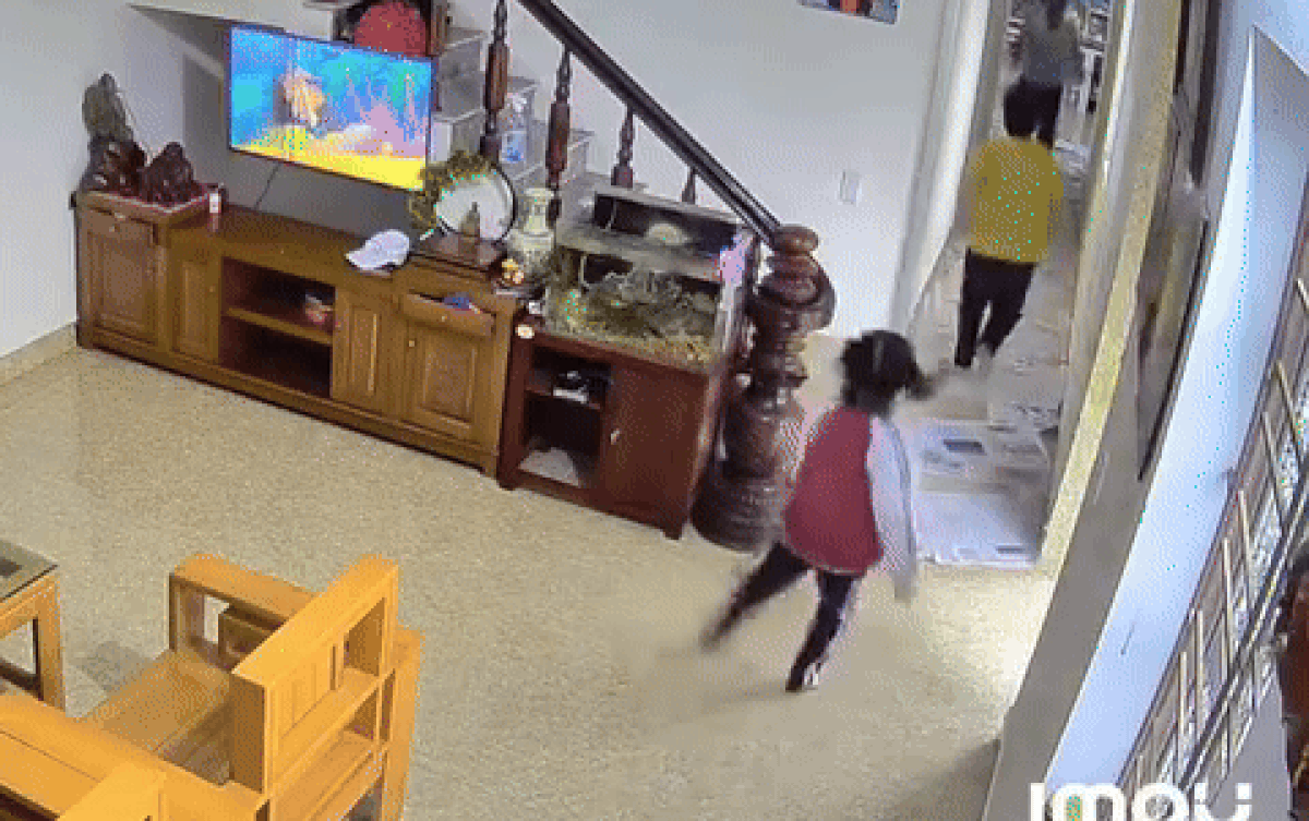 Bố xa nhà trở về không báo trước, cậu con trai có phản ứng khiến ai cũng hạnh phúc lây Ảnh 2