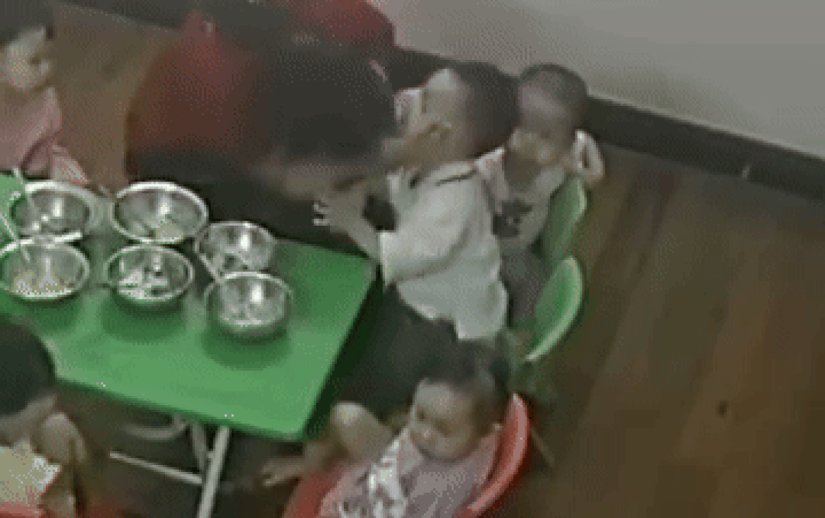 Gửi con đi nhà trẻ sớm, mẹ check camera liền thấy cảnh bất ngờ Ảnh 2