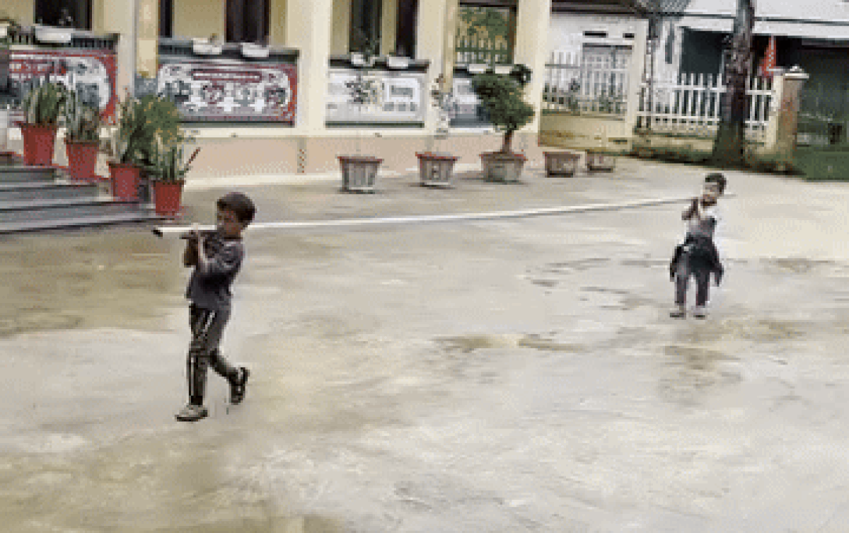 2 học sinh lớp 2 vác thanh sắt nặng trên vai, câu chuyện đằng sau ai cũng thấy dễ thương Ảnh 2