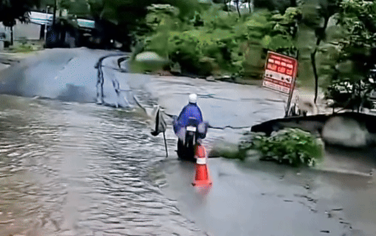 Đi nép vào lề để tránh đoạn đường ngập nước, thanh niên gặp cái kết nhớ đời Ảnh 2