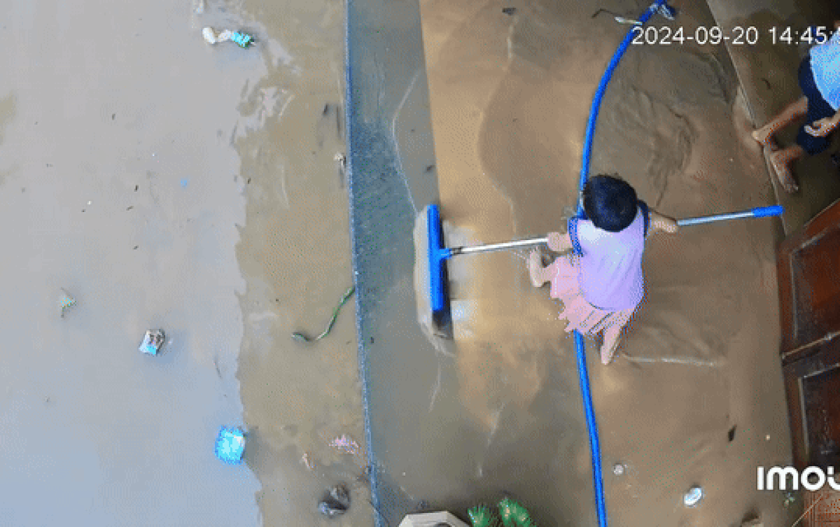 'Búp măng non' giúp ông bà cào bùn dọn nhà sau lũ khiến CĐM hết lời khen ngợi Ảnh 2