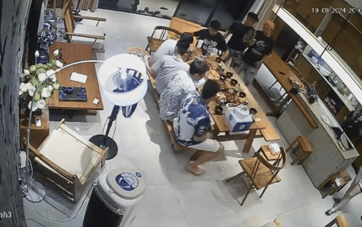Nhóm thanh niên 'đứng hình' vì bàn thức ăn bị lật đổ, camera ghi lại cảnh dở khóc dở cười Ảnh 2