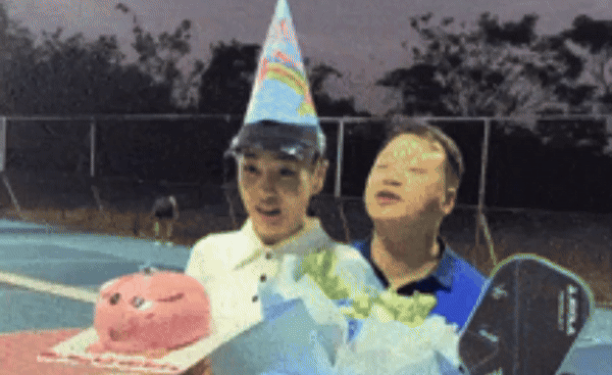 Phương Oanh 'khoá môi' Shark Bình trên sân pickleball, nhan sắc sau sinh hút mắt Ảnh 2