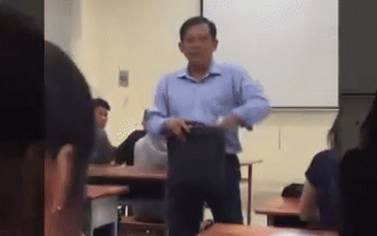 Đi học trời mưa, sinh viên ấm lòng khi nhận được món quà bất ngờ từ thầy giáo Ảnh 2