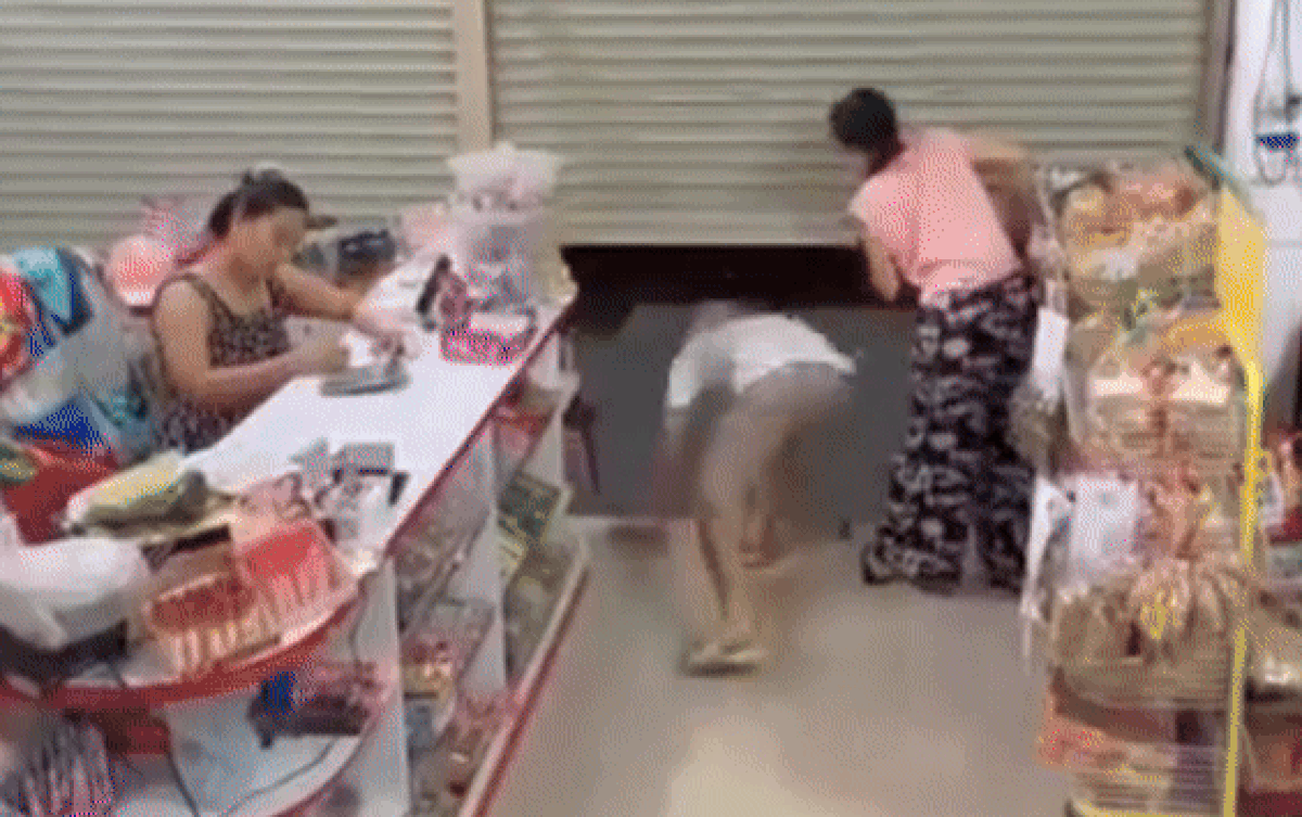 2 phụ nữ hết hồn vì thanh niên lạ xông vào cửa hàng, camera ghi lại diễn biến bất ngờ Ảnh 2