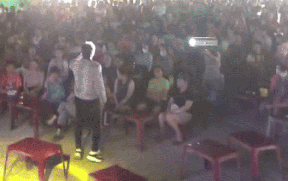 Ca sĩ hội chợ hì hục biểu diễn, hàng trăm khán giả ngồi im re, không lấy một tiếng vỗ tay Ảnh 2