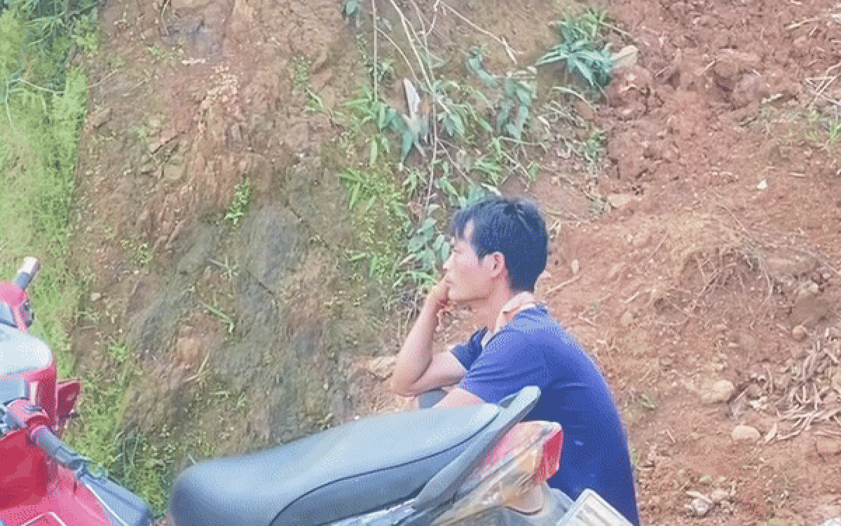 Xót xa hình ảnh anh Thới thẫn thờ dõi tìm những người còn mất tích tại Làng Nủ Ảnh 2