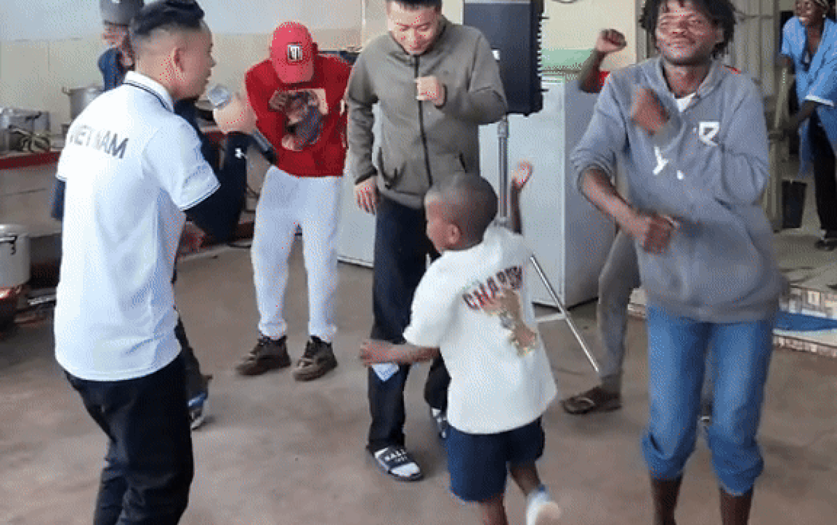 Nam ca sĩ Việt qua Angola chạy show, được Lôi Con và dân làng ủng hộ nhiệt liệt Ảnh 2