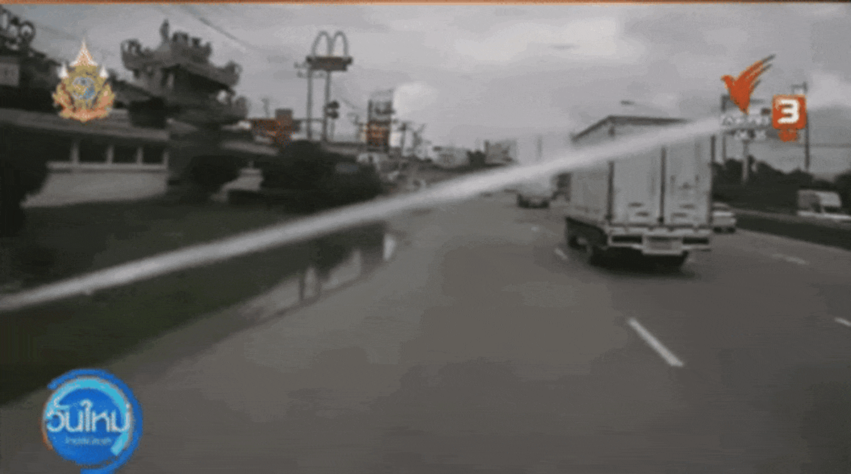 Triệu người kinh hãi trước cảnh tượng ô tô đang đi thì lao xuống kênh Ảnh 2