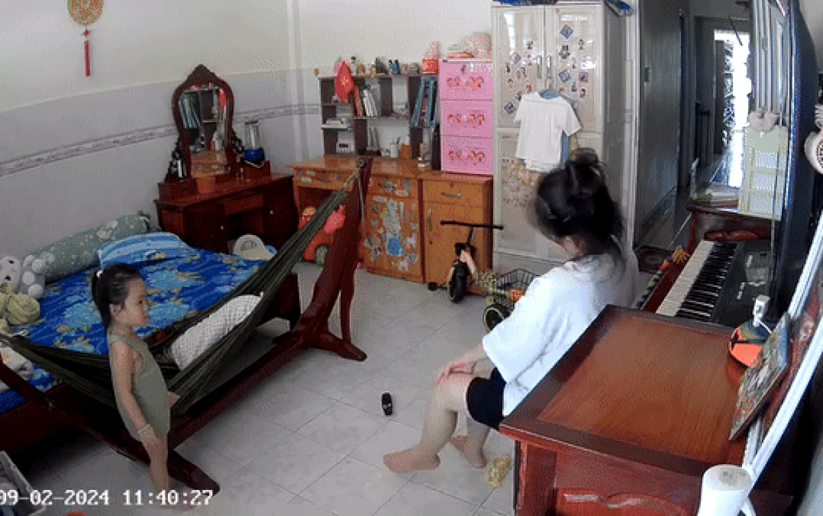 Thấy mẹ đau chân, 'búp măng non' liên tục hỏi thăm còn có hành động cực dễ thương Ảnh 2