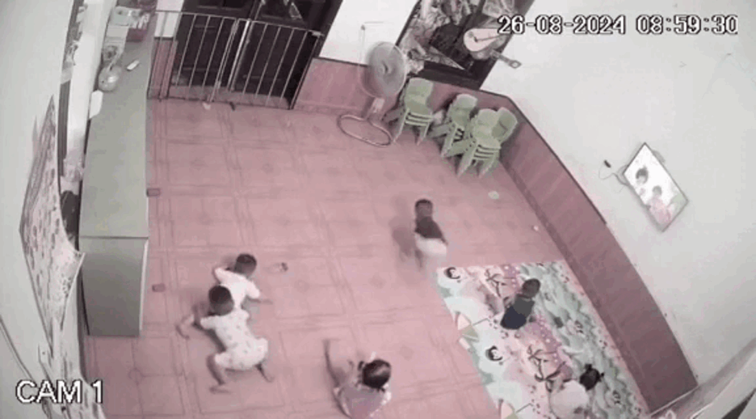Xót xa em bé mầm non vùng vẫy khi bị bạn học cắn lúc cô giáo đi vắng Ảnh 2