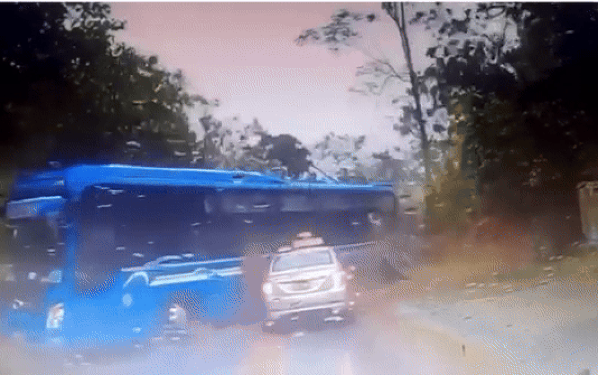 Clip ghi lại khoảnh khắc sạt lở đất ở Hà Giang vùi lấp nhiều người và phương tiện Ảnh 2