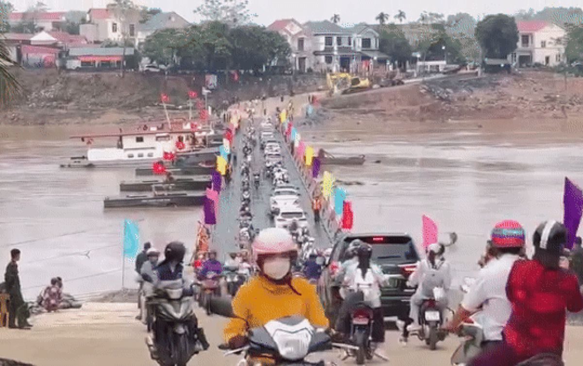 Người dân phấn khởi di chuyển trên cầu phao Phong Châu vừa chính thức thông xe Ảnh 2