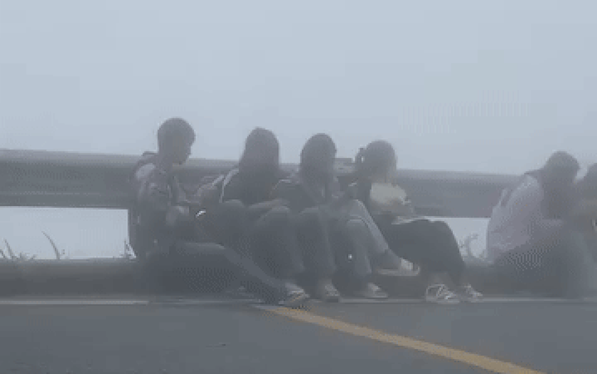 Nhóm bạn dậy sớm đi săn mây, về nhà xem ảnh thấy cảnh dở khóc dở cười Ảnh 2